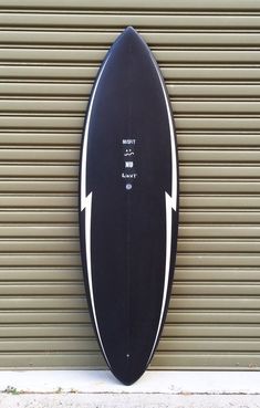 a surfboard is leaning against a wall with an arrow pointing to the right and left