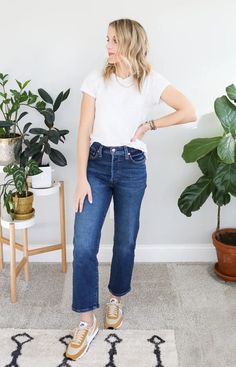 cropped jeans and nike sneakers How To Style Crop Tops With Jeans, How To Wear Crop Jeans, Cropped Jeans And Sneakers Outfit, Crop Jeans With Sneakers, Cropped Flare Jeans Outfit Sneakers, What To Wear With Cropped Jeans, Crop Straight Jeans Outfit, How To Wear Cropped Jeans, How To Style Cropped Jeans