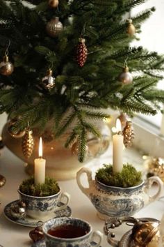 Old World Christmas Tablescape, Cottage Fall Decorating, Earthy Christmas Decor Bohemian, Foraged Fall Decor, Natural Vintage Christmas Decor, Light Academia Christmas, Little Women Christmas Aesthetic, Old Fashion Christmas Decorating Ideas