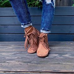 Moccasin Boots Outfit, Mocassin Outfit, Native American Boots, Moccasins Outfit, Diy Moccasins, Fringe Moccasin Boots, Native American Moccasins, Handmade Moccasins, Sewing Easy