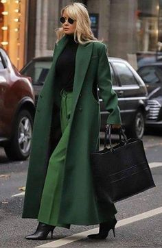 Looks Kate Middleton, Chique Outfits, Cooler Look, Green Coat, 가을 패션, Look Casual, Mode Inspiration, Winter Fashion Outfits