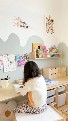 A creative desk space in a fun childs bedroom. Kid’s art work is displayed on a best selling Autumn’s Corner magnetic display bar. Childrens Art Corner, Kids Art Desk Ideas, Art Corner For Kids, Childrens Desk Ideas, Kids Bedroom Aesthetic, Art Corner Bedroom, Kids Office Space, Kids Art Desk, Kids Art Area