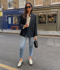 Comfortable Chic Outfits, Jeans Blazer Outfit, Loafers Outfit, City Outfits, Shoes Bag, Smart Casual Outfit, Blazer Outfits, Non Stop, Work Casual