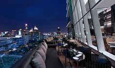 an outdoor restaurant overlooking the city at night