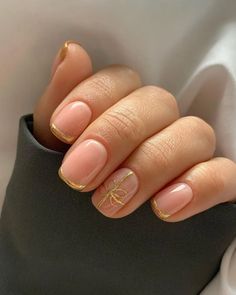 White And Gold Nails Christmas, Gold Christmas Tree Nails, Gold And White Christmas Nails, Short Gel Nails, Christmas Nails Easy, Cute Christmas Nails, Christmas Gel Nails, Simple Gel Nails, Her Nails