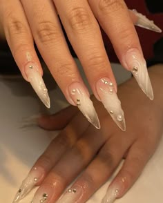 Long Airbrush Nails, Pearl Stiletto Nails, Aura Stiletto Nails, Cool Stiletto Nails, Stelltos Nails, Chrome Airbrush Nails, Birthday Nails Stiletto Short, Almond Airbrush Nails, Airbrush Almond Nails