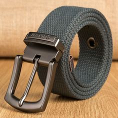 Ceinture Jin Wei en toile canvas unie - boucle ardillon en métal - coloris gris foncé Mens Visor, Flat Cap Men, Military Belt, Plain Canvas, Watch Belt, Mens Watches Leather, Watches Women Leather, Canvas Belt