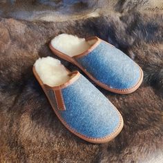 Men's Felt Gray Slippers Comfortable, extremely light slippers for tired feet, sole made of soft foam. ( the shade may vary slightly depending on the light ) Insole length: 7US/6UK/40EU - 25,5cm / 10.03 inches 8US/7UK/41EU - 26,3 cm / 10.35 inches 9US/8UK/42EU - 26.5 cm / 10.43 inches 10US/9UK/43EU - 27.5 cm / 10.82 inches 11US/10UK/44EU - 28cm / 11.02 inches 12US/11UK/45EU - 29 cm / 11.41 inches 13US/12UK/46EU - 29,5 cm / 11.61 inches ☛ All men's slippers at affordable prices link below: https: Grey Slippers, Felt Slippers, Sheepskin Slippers, Men's Slippers, Felted Slippers, Mens Slippers, Womens Slippers, Slippers, Felt