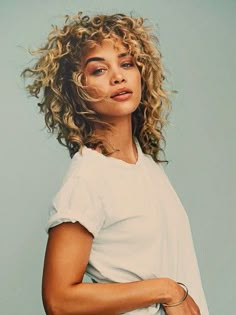 Short Hair Perm With Bangs, Curly Hairstyles For Rainy Days, Long Layered Curly Hair, Long Curly Haircuts, Curly Hair Trends, Layered Curly Hair, Split Hair, Haircuts For Curly Hair