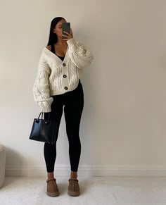 Trendy Mom Aesthetic, Cute Winter Mom Outfits, H&m Casual Outfits, Fashion Inspo Outfits Fall Midsize, Fall Outfit New Balance, Fall Looks Hot Weather, Doc Appointment Outfit, Clean Mom Outfits, Garden Centre Outfit