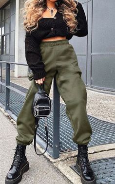 Green Joggers Outfit, Joggers Outfit Women, Cute Sweatpants Outfit, Sweatpants Outfits, Jogger Pants Outfit, Cute Sweatpants, Style Sweatpants, Sweatpants Outfit, Joggers Outfit