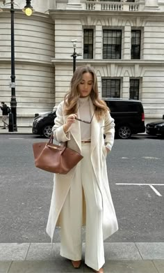 Old Money Autumn Outfits Women 2024: 25+ Ideas You Will LOVE 3 Rich Daughter Outfit, Rich Girl Outfits Aesthetic, Rich Mom Style, Rich Mom Outfits, Rich Girl Style, Old Money Fits, Old Money Winter, Outfit Old Money, Old Money Fashion