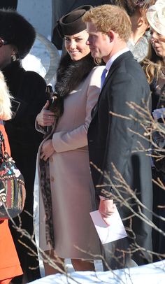 Pregnant Kate Middleton is radiant and smiling at a friend's wedding next to Prince Harry Kate Middleton Pregnant, Kate And Harry, Princesse Kate Middleton, Middleton Wedding, Kate Middleton Wedding, Prins William, Prince George Alexander Louis, Princess Katherine, Prins Harry