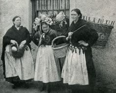 Ireland, the people Ancient Ireland Clothing, Dress 1900, Vintage Ireland, Farm Women, Irish Clothing