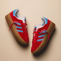 Adidas Gazelle Bold W » jetzt online kaufen! Red And Pink Gazelle, Adidas Gazelle Bold Pink, Adidas Gazelle Bold Red, Gazelle Bold Red And Blue, Gazelle Bold Pink Glow, Quoi Porter, Pretty Shoes Sneakers, Preppy Shoes, Shoe Wishlist