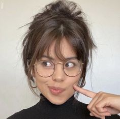 Edgy Bangs, Bangs And Glasses, Edgy Hair Color, Hairstyles With Glasses, Wispy Bangs, Everyday Hairstyles, Brunette Hair