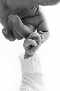 Babyhand und Papas Hand Easy Baby Photo Shoot Ideas, Newborn Shoot Diy, Baby Pics Ideas, Newborn Photos Without Showing Face, Baby Shoot Ideas Newborn, Photoshoot Newborn, Baby Photography Ideas, Photoshoot With Baby, Baby Photo