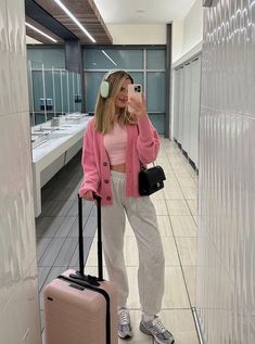 Looking for comfy airport outfit ideas or casual outfits for travel? These travel wardrobe outfits have a chic winter style and are perfect for a long flight in 2024! You’ll definitely want to copy these aesthetic comfy airport outfits and enjoy them as everyday outfits too! (photo cred: @jenniferxlauren) Airport Outfit Classy, Classy Airport Outfit, Airport Outfit Comfy, Airport Outfit Winter, Cute Airport Outfit, Airport Outfit Ideas, Chic Travel Outfit, Comfy Airport Outfit, Airport Outfit Summer