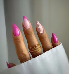 Almond Nail Designs Simple, Almond Nails Pastel, Almond Nails Simple, Spring Almond Nails, Crown Nails, Almond Nails Pink, Almond Nail Art, Nails Pastel, Spring Nail Trends