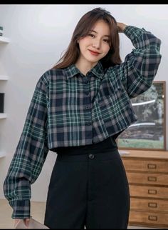 Crop Top Shirt Outfits, Cropped Shirt Outfit, Checkered Shirt Outfit, Checked Shirt Outfit, Crop Shirts For Women, Blusas Crop Top, Plaid Shirt Outfits, Casual Plaid Shirt, Casual Day Outfits