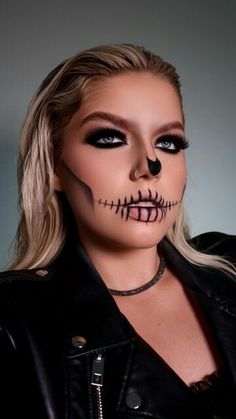 Diy Halloween Makeup For Women, Easy Make Up Halloween, Skeleton Makeup Simple, Halloween Costumes Face Paint, Pintura Facial Halloween, Make Halloween Simples, Halloween Makeup Women, Halloween Looks Makeup, Simple Halloween Makeup Looks