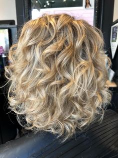 Side Swept Curls Medium Hair, Layered Curls Medium, Hair For 2023 Women, Med Length Layered Hair, Piecey Layers Medium, Soft Perms For Medium Length Hair, Soft Perm Short Hair, Bleach Hair, Blonde Layered Hair