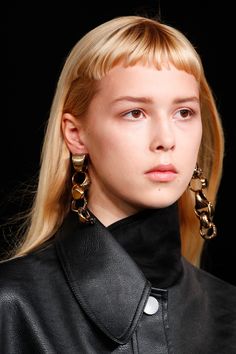 Stella McCartney Fall 2017 Ready-to-Wear Collection. Fashion Week 2023, 2023 Hair, 90s Hairstyles, Hair Styler, Popular Hairstyles, Latest Hairstyles