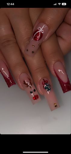 Small Nails Christmas Design, Christmas Nail Art Designs Snowflakes Red, Christmas Picture Nails, Red Christmas Nail Designs Short, Christmas Nail Acrylic Ideas, Baddie Christmas Nails Medium, Simple Grinch Nails Acrylic, Christmas Nail Designs Medium Length, Gem Christmas Nails