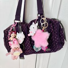 i love keychains Kawaii Bag Accessories, Bag Accessories Aesthetic, Decorated Purse, Keychain On Bag, Bag Charms Aesthetic, Bag With Charms, Decorated Bag, Trinket Bag, Keychain Aesthetic