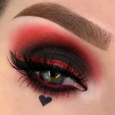 Black And Red Makeup, Makeup Emo, Halloween Eyeshadow, Queen Of Hearts Makeup, Fantasy Make-up, Make Up Designs, Red Eye Makeup, Black Smokey Eye