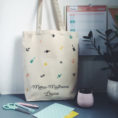 It's the essential accessory for an organized and trendy mistress!  Lightweight, foldable, it is practical for storing and transporting everything. The it bag of the summer!  To personalize with the first name of your child's teacher for a unique and chic gift!   - Dimensions: 35 x 39 x 10cm  - Material: 100% cotton - thick canvas  - Double-sided printing, screen printed with water-based inks   French creation It Bag, Personalized Tote Bags, First Names, Screen Printing, Reusable Tote Bags, Canvas, Gifts