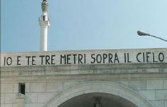 there is a sign on the building that says'la te tre metri sopra l'cie