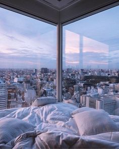 City Bedroom Aesthetic, Apartamento New York, Appartement New York, City Bedroom, City View Apartment, Apartment View, Black And White Photo Wall, Luxury Photography, Bedroom Views