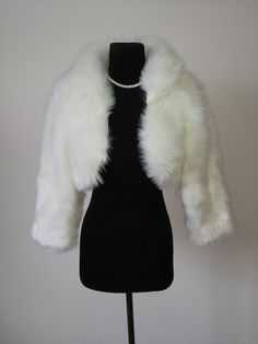 Material: Faux fur Color: Ivory Size: One size fits all Shipping time: 20 working days We accept returns. Washing not supported. Wedding Outerwear With Faux Fur Trim, Bandana Cap, Fur Clothes, Fur Outfit, Faux Fur Wrap, Bridal Bolero, Bridal Shawl, Fur Wrap, Fur Clothing