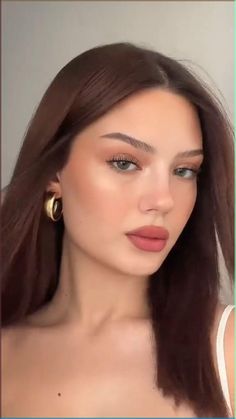 This simple makeup look anyone can do 😍🤎✨ Makeup Teenager, Teenage Makeup, Flawless Makeup Tutorial, Makeup Tutorial Easy, Quick Makeup Routine, Simple Makeup Look, Latte Makeup, Quick Makeup Tutorial, Everyday Eye Makeup