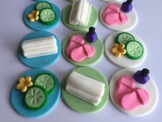 there are many buttons that have different designs on them, and one is decorated with fondant