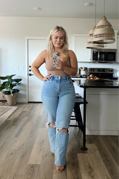 Ultra High Rise Jeans Outfit, High Rise Flare Jeans Outfits Fall, Curvy Flare Jeans, Casual Fall Outfits Curvy Women, Size 12 Pear Shape Outfits, 90 Style Outfits 90s Fashion Plus Size, Jeans For Short Women Body Types, Light Yellow Top Outfit, High Rise Jeans Outfit Curvy