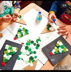 Christmas Tree Crafts For Kids Preschool, Simple Christmas Crafts For Preschoolers, Christmas Tree Kindergarten, Preschool Christmas Cards, Board Christmas Decorations, December Diy, Christmas Art Projects, Diy Christmas Wreaths Ideas