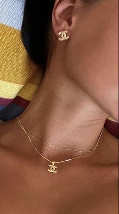 gold jewelry must haves Delicate Necklace Layering, Classy Assesories, Gold Vintage Necklaces, Tiffany Necklace Aesthetic Layering, Cartalige Earrings, Chanel Gold Jewelry, Gold Jewelry Stacking Necklace, Gold Luxury Jewelry, Luxury Necklace Stack