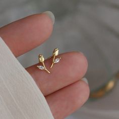 Modern Studs Earrings, Gold Tiny Earrings, Cute Stud Earrings Gold, Piercings Butterfly, Gold Studs Earrings Indian, Cute Earrings Studs, Gold Earrings Studs Simple, Earring Climbers, Doctor Jewelry