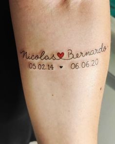 Tatuagens Maternas Para Se Inspirar. Conheça A Melhor Tatuagem Materna. Mother Of 6 Tattoo Ideas, Mom Of 2 Tattoo Ideas, Kids Names Tattoo, Tattoo Nome, Kids Name Tattoo, Mom Of Two Tattoo, Tattoos For Childrens Names, Small Name Tattoo, Daughters Name Tattoo