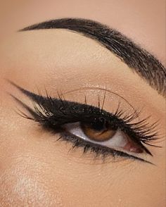 Prom Eyeliner Looks, Graphic Eyeliner On Hooded Eyes, Make Up Eyeliner Ideas, Sharp Eyeliner Look, Creative Eyeliner Looks Hooded Eyes, Euphoria Makeup Eyeliner, Hooded Eyes Eyeliner Graphic, Hooded Eyes Graphic Liner, Double Liner Eye Makeup