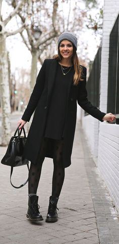 27 Outfits to Wear with Black Pantyhose https://outfitideashq.com/27-outfits-wear-black-pantyhose/ Stil Rock, Vinter Mode Outfits, Black Jewellery, Doc Martens Outfit, Zara Boots, Long Black Coat, Mode Casual