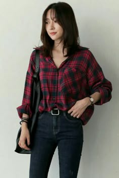 Casual Plaid Shirt, Mode Ulzzang, Flannel Outfits, Casual College Outfits, Clothing Aesthetic, Coron, Fashion Aesthetics