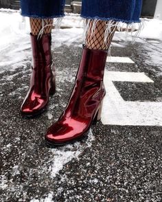 Lackstiefel mit Zitronensaft zum Glänzen bringen Metallic Boots, Chunky Heel Ankle Boots, Chunky Heels Boots, Red Boots, Block Heel Shoes, Cool Boots, Boots Women, Shoe Lover, Womens Boots Ankle