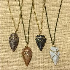 This Listing Is For One Dainty Arrowhead Necklace. You Can She's From Bronze Or Gold 16 Inch Chain. Arrowheads Vary Arrowhead Necklace Diy, Arrowhead Display, Cherokee Jewelry, Crystal Wraps, Arrow Head Necklace, Arrowhead Jewelry, Arrowheads Jewelry, Genshin Oc, Arrowheads Design