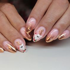 The combination of gold foil accents with adorable reindeer designs gives these nails a whimsical holiday touch. The almond shape adds elegance, while the reindeer artwork brings in a cute and playful Christmas vibe. The ombre gel finish enhances the festive appeal, making it ideal for holiday events. Alternative Christmas Nails, Christmas Ornament Nails, Ornament Nail Art, Simple Christmas Nails, Holiday Manicure, Nail Art Noel, December Nails, Christmas Gel Nails, Coffin Shape Nails