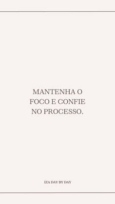 a white book with the words mantenha o foco e confie no process