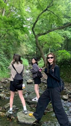 Women Trekking Outfit, National Parks Aesthetic Outfits, Mountain Fits Summer, Trekking Outfit Women Mountain Summer, Waterfall Outfit Ideas Women, Trecking Outfits Aesthetic, Hiking Looks For Women, Outfit For Trekking, Outfit For Hiking For Women