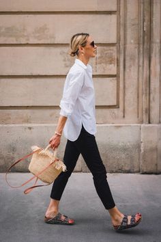 How To Look Expensive, Mode Tips, Woman Walking, Look Expensive, Effortless Outfit